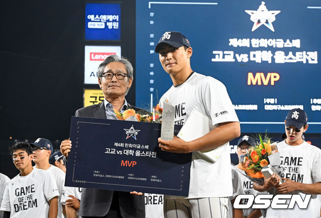 [OSEN=대전, 조은정 기자]제4회 한화이글스배 고교vs대학 홈런더비 결승전이 8일 대전한화생명볼파크에서 열렸다.고교 올스타는 18세 이하 청소년 대표팀을 맡고 있는 덕수고 정윤진 감독이 지휘한다. 대학 올스타는 23세 이하 대표팀 사령탑인 성균관대 이연수 감독이 이끈다. 양 팀 선수단은 프로 10개 구단 스카우트 팀장들의 협의를 통해 선발됐다.MVP를 차지한 디자인고 박근서가 KBSA 양해영 회장과 포즈를 취하고 있다. 2026.06.08 /cej@osen.co.kr