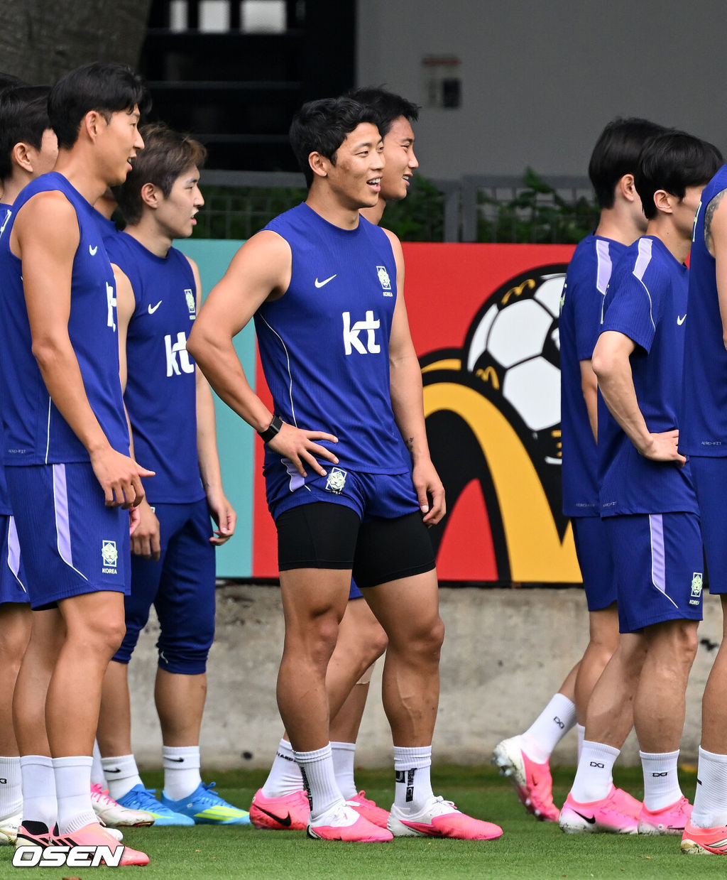 2026 북중미 월드컵에 참가하는 한국 축구국가대표팀이 9일(한국시각) 멕시코 과달라하라 인근 사포판의 치바스 베르데 바예에서 훈련을 진행했다.한국은 과달라하라에서 체코와 멕시코를 차례로 상대한 뒤 조별리그 마지막 경기를 치른다.황희찬이 훈련을 하고 있다. 2026.06.09 /sunday@osen.co.kr