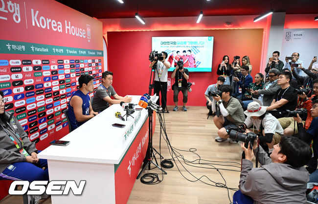 [OSEN=사포판(멕시코), 이대선 기자] 2026 북중미 월드컵에 참가하는 한국 축구국가대표팀이 9일(한국시각) 멕시코 과달라하라 인근 사포판의 치바스 베르데 바예에서 훈련을 진행했다.한국은 과달라하라에서 체코와 멕시코를 차례로 상대한 뒤 조별리그 마지막 경기를 치른다.황희찬이 인터뷰를 하고 있다. 2026.06.09 /sunday@osen.co.kr