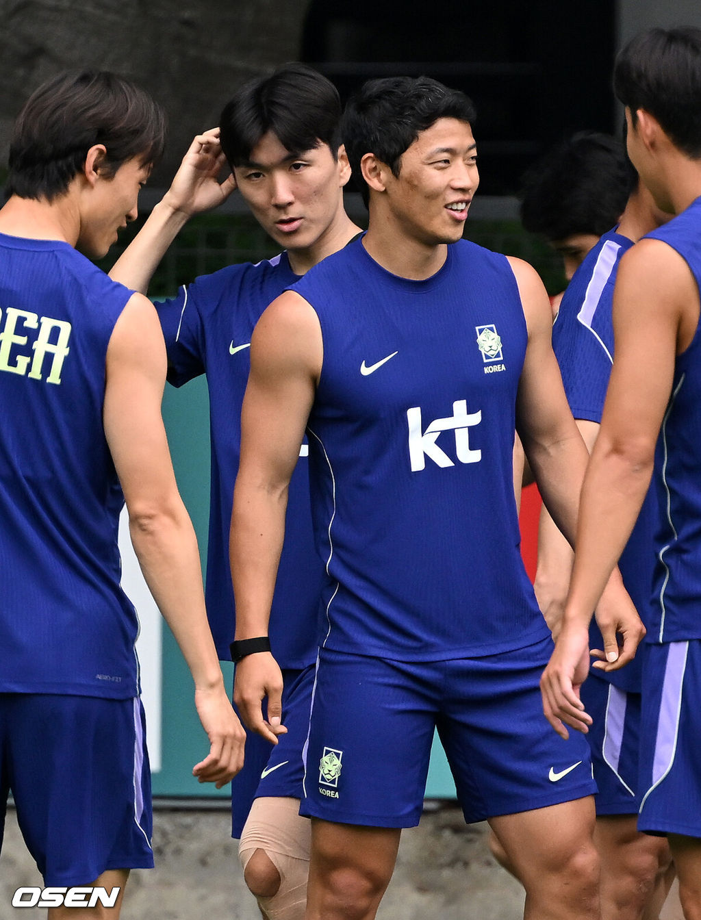 2026 북중미 월드컵에 참가하는 한국 축구국가대표팀이 9일(한국시각) 멕시코 과달라하라 인근 사포판의 치바스 베르데 바예에서 훈련을 진행했다.한국은 과달라하라에서 체코와 멕시코를 차례로 상대한 뒤 조별리그 마지막 경기를 치른다.황인범, 황희찬이 훈련을 하고 있다. 2026.06.09 /sunday@osen.co.kr