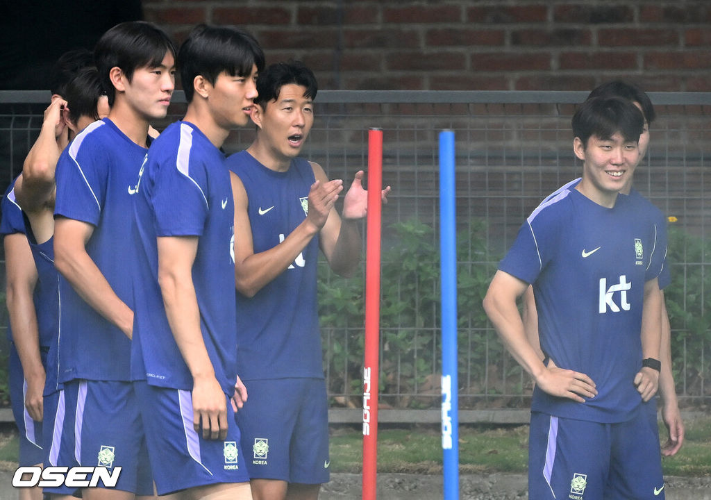 2026 북중미 월드컵에 참가하는 한국 축구국가대표팀이 9일(한국시각) 멕시코 과달라하라 인근 사포판의 치바스 베르데 바예에서 훈련을 진행했다.한국은 과달라하라에서 체코와 멕시코를 차례로 상대한 뒤 조별리그 마지막 경기를 치른다.손흥민이 선수들에게 박수를 보내고 있다. 2026.06.09 /sunday@osen.co.kr