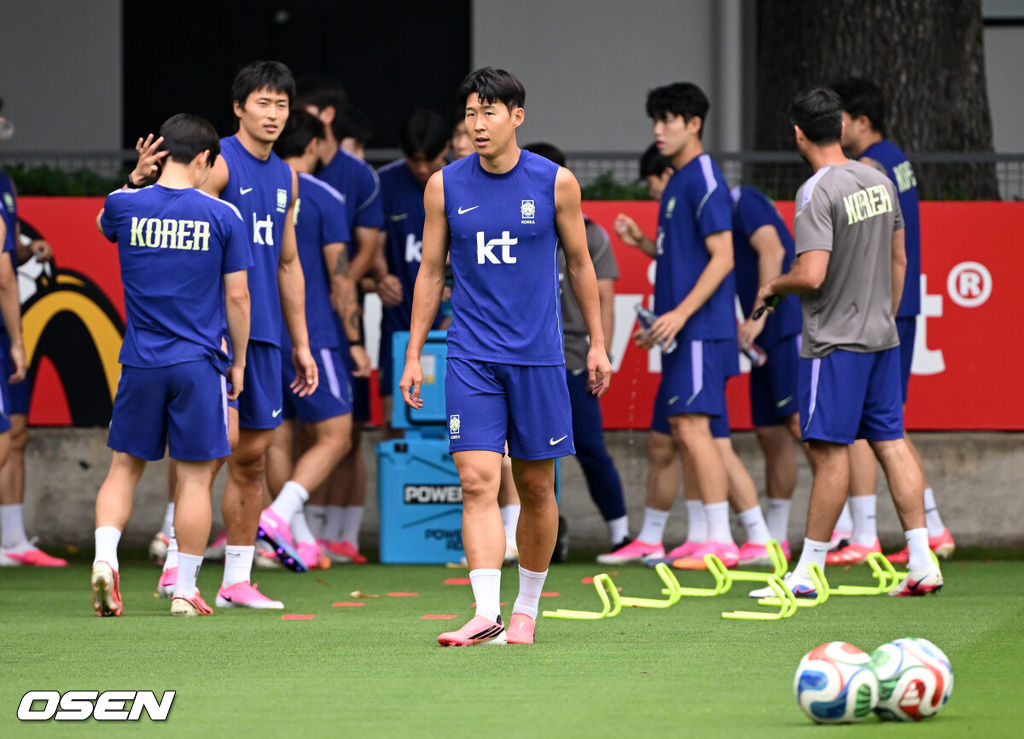 2026 북중미 월드컵에 참가하는 한국 축구국가대표팀이 9일(한국시각) 멕시코 과달라하라 인근 사포판의 치바스 베르데 바예에서 훈련을 진행했다.한국은 과달라하라에서 체코와 멕시코를 차례로 상대한 뒤 조별리그 마지막 경기를 치른다.손흥민이 훈련을 하고 있다. 2026.06.09 /sunday@osen.co.kr