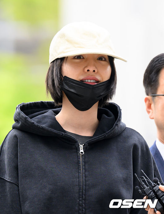 [OSEN=이대선 기자] 그룹 애프터스쿨 출신 나나가 21일 오후 경기 의정부지법 남양주지원에 강도 피해 사건 증인으로 출석했다.지난해 11월 30대 남성 A씨로부터 강도 피해를 입은 나나는 자택 침입 강도의 재판에 증인으로 출석했다.나나가 취재진 질문에 답을 하고 있다. 2026.04.21 /sunday@osen.co.kr