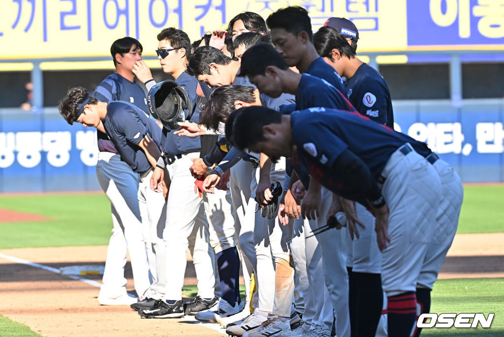 31일 창원NC파크에서 2026 신한 SOL KBO 리그 NC 다이노스와 롯데 자이언츠의 경기가 열렸다. 홈팀 NC는 비슬리가, 방문팀 롯데는 테일러가 선발 출전했다. 롯데 자이언츠 선수들이 NC 다이노스에 2-8로 패한 후 아쉬운 인사를 하고 있다. 2026.05.31 / foto0307@osen.co.kr