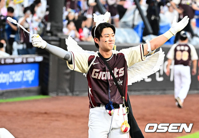 [OSEN=대전, 지형준 기자] 12일 오후 대전 한화생명볼파크에서 2025 신한 SOL뱅크 KBO 올스타전이 열렸다.13년 만에 대전에서 열리는 KBO 올스타전은 드림 올스타와 나눔올스타 대표로 나선 총 30명의 선수가 치열한 승부를 펼친다.3회 롯데 전민재가 타석에 들어서며 퍼포먼스를 선보이고 있다. 2025.07.12 / jpnews@osen.co.kr