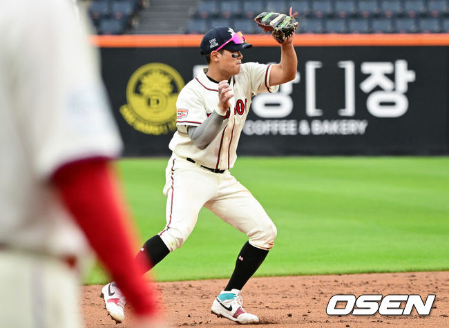 [OSEN=대전, 조은정 기자]제4회 한화이글스배 고교vs대학 올스타전이 8일 대전한화생명볼파크에서 열렸다.고교 올스타는 18세 이하 청소년 대표팀을 맡고 있는 덕수고 정윤진 감독이 지휘한다. 대학 올스타는 23세 이하 대표팀 사령탑인 성균관대 이연수 감독이 이끈다. 양 팀 선수단은 프로 10개 구단 스카우트 팀장들의 협의를 통해 선발됐다.2회초 무사 1루에서 고교팀 유격수 덕수고 엄준상이 대학팀 인하대 박정훈의 타구를 처리하고 있다. 2026.06.08 /cej@osen.co.kr