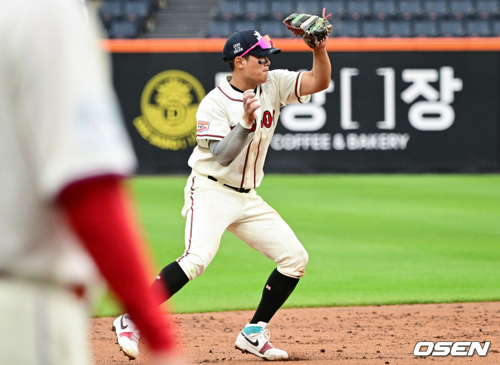 제4회 한화이글스배 고교vs대학 올스타전이 8일 대전한화생명볼파크에서 열렸다.고교 올스타는 18세 이하 청소년 대표팀을 맡고 있는 덕수고 정윤진 감독이 지휘한다. 대학 올스타는 23세 이하 대표팀 사령탑인 성균관대 이연수 감독이 이끈다. 양 팀 선수단은 프로 10개 구단 스카우트 팀장들의 협의를 통해 선발됐다.2회초 무사 1루에서 고교팀 유격수 덕수고 엄준상이 대학팀 인하대 박정훈의 타구를 처리하고 있다. 2026.06.08 /cej@osen.co.kr