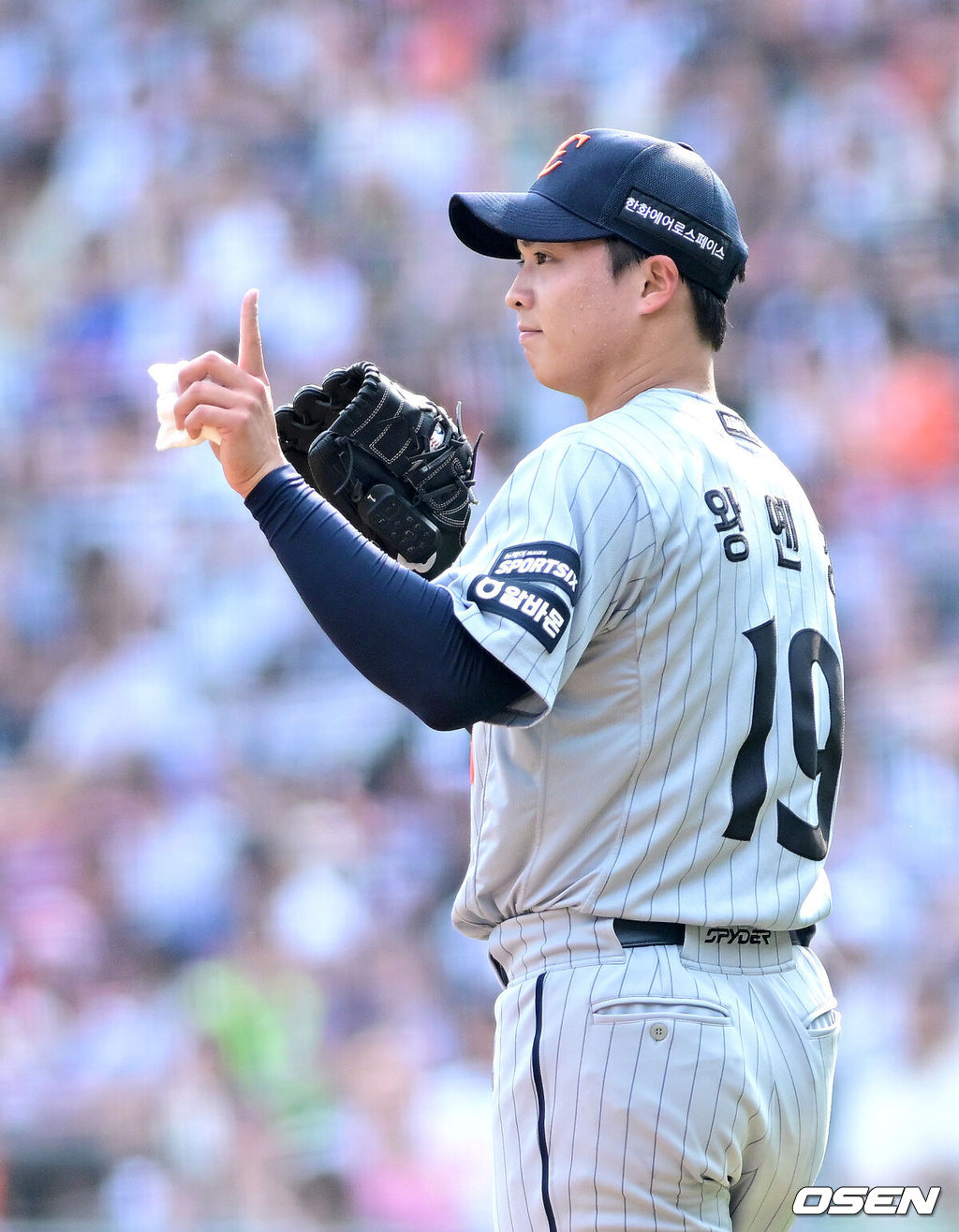 3일 서울 잠실야구장에서 ‘2026 신한 SOL Bank KBO리그’ 두산 베어스와 한화 이글스의 경기가 열렸다.홈팀 두산은 박신지, 방문팀 한화는 왕옌청을 선발로 내세웠다.1회말 무사 선두타자로 나선 두산 박찬호를 내야 땅볼로 이끈 한화 선발 왕옌청이 야수들에게 사인을 보내고 있다. 2026.06.03 / dreamer@osen.co.kr