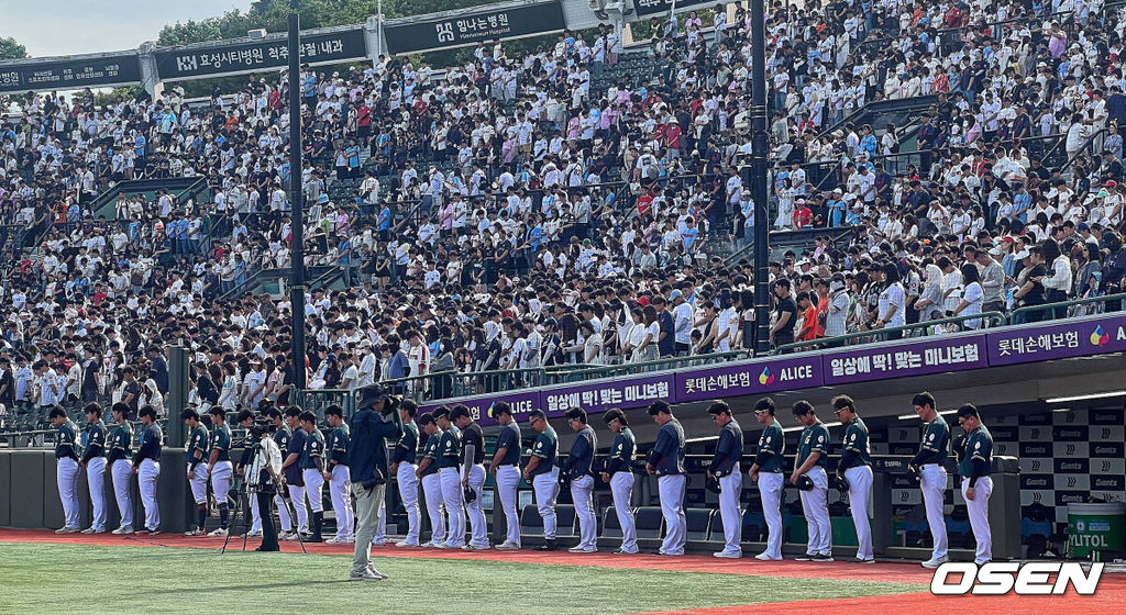 6일 부산 사직야구장에서 2026 신한 SOL KBO 리그 롯데 자이언츠와 한화 이글스의 경기가 열렸다. 홈팀 롯데는 이민석이, 방문팀 한화는 에르난데스가 선발 출전했다.롯데 자이언츠 김태형 감독과 선수단이 현충일을 맞아 순국선열들에 대해 묵념하고 있다. 2026.06.06 / foto0307@osen.co.kr