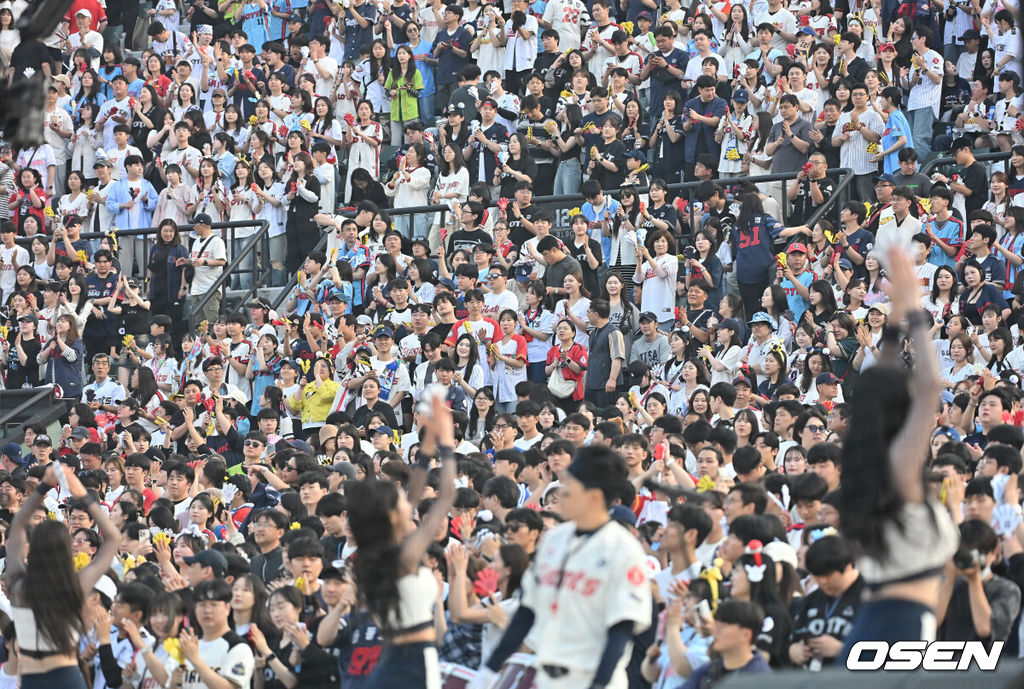 3일 부산 사직야구장에서 2025 신한 SOL 뱅크 KBO 리그 롯데 자이언츠와 키움 히어로즈의 경기가 열렸다. 홈팀 롯데는 감보아가, 방문팀 키움은 김연주가 선발 출전했다.롯데 자이언츠 팬들이 열띤 응원을 펼치고 있다. 2025.06.03 / foto0307@osen.co.kr
