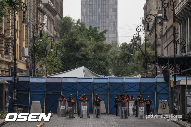 MEXICO CITY, MEXICO - MAY 18: View of a street in the historic center of Mexico City that is guarded by Mexico City police on May 18, 2026 in Mexico City, Mexico. (Photo by Cristopher Rogel Blanquet/Getty Images)<br /><br />Just days before the opening of the 2026 World Cup, the Mexico City government is maintaining security barriers due to protests by teachers from the National Coordinator of Education Workers (CNTE).