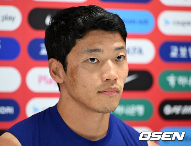[OSEN=사포판(멕시코), 이대선 기자] 2026 북중미 월드컵에 참가하는 한국 축구국가대표팀이 9일(한국시각) 멕시코 과달라하라 인근 사포판의 치바스 베르데 바예에서 훈련을 진행했다.한국은 과달라하라에서 체코와 멕시코를 차례로 상대한 뒤 조별리그 마지막 경기를 치른다.황희찬이 인터뷰를 하고 있다. 2026.06.09 /sunday@osen.co.kr