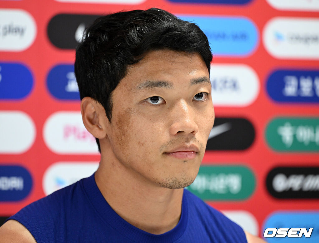 2026 북중미 월드컵에 참가하는 한국 축구국가대표팀이 9일(한국시각) 멕시코 과달라하라 인근 사포판의 치바스 베르데 바예에서 훈련을 진행했다.한국은 과달라하라에서 체코와 멕시코를 차례로 상대한 뒤 조별리그 마지막 경기를 치른다.황희찬이 인터뷰를 하고 있다. 2026.06.09 /sunday@osen.co.kr