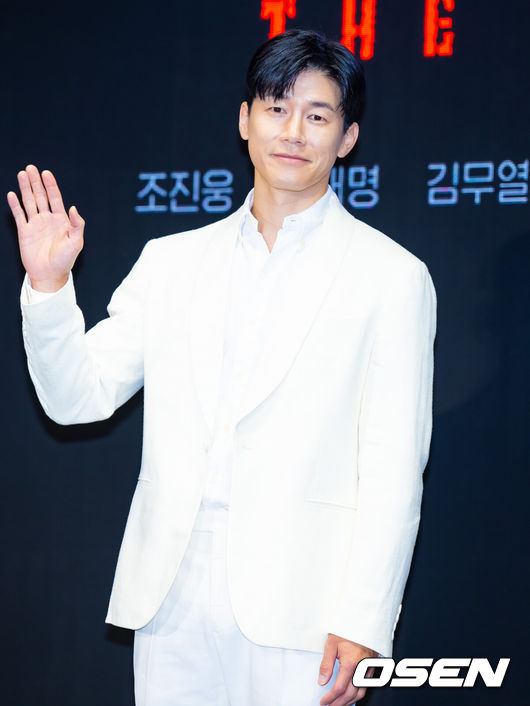 [OSEN=민경훈 기자] 24일 오전 서울 여의도 콘래드 서울에서 디즈니+ 드라마 '노 웨이 아웃 : 더 룰렛' 제작보고회가 열렸다.미스터리 스릴러 드라마 '노 웨이 아웃 : 더 룰렛'은 오는 31일 공개 예정이다.배우 김무열이 무대 위에서 포토타임을 갖고 있다. 2024.07.24 / rumi@osen.co.kr