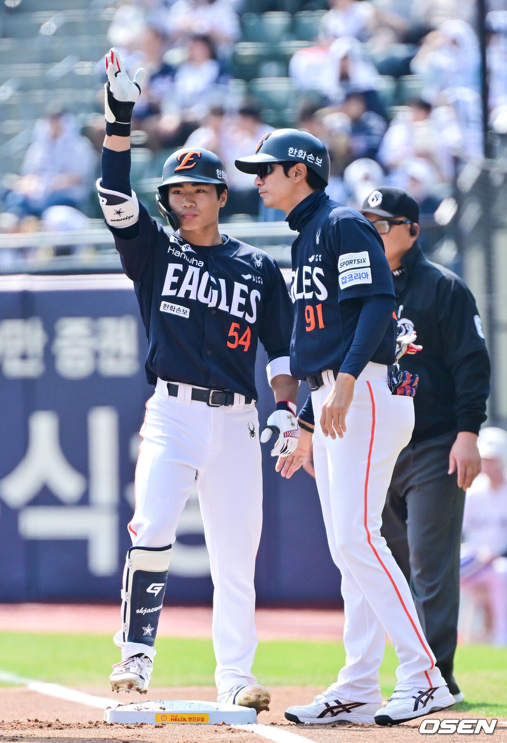 4일 오후 서울 잠실구장에서 ‘2026 신한은행 SOL Bank KBO리그’ 두산 베어스와 한화 이글스의 경기가 진행됐다.이날 두산은 곽빈을, 한화는 왕옌청이 선발투수로 내세웠다. 1회초 한화 선발투수 오재원이 안타를 날린뒤 세리머니를 하고 있다. 2026.04.04 / soul1014@osen.co.kr