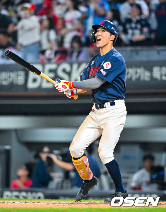 [OSEN=광주, 민경훈 기자] 3일 광주-기아 챔피언스필드에서 2026 신한 SOL KBO 리그 KIA 타이거즈와 롯데 자이언츠의 경기가 열렸다.이날 KIA는 황동하, 롯데는 김진욱을 선발로 내세웠다.9회초 1사 주자 1루 롯데 김동혁이 파울 타구를 때린 후 타구를 바라보고 있다. 2026.06.03 / rumi@osen.co.kr