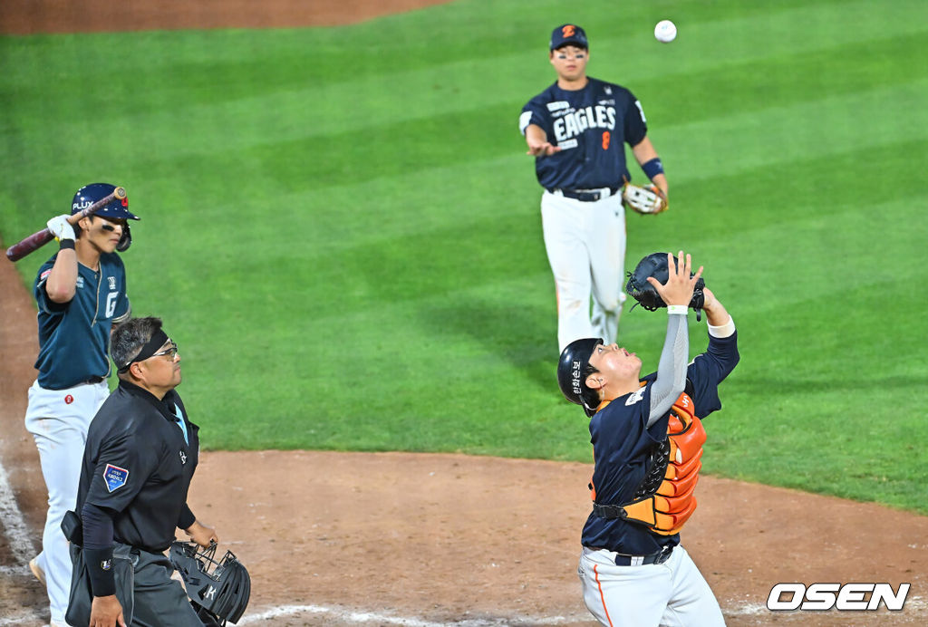 7일 부산 사직야구장에서 2026 신한 SOL KBO 리그 롯데 자이언츠와 한화 이글스의 경기가 열렸다. 홈팀 롯데는 비슬리가, 방문팀 한화는 황준서가 선발 출전했다.한화 이글스 허인서가 9회말 무사 1,2루 롯데 자이언츠 전민재의 높이 뜬 번트를 잡고 있다. 2026.06.07 / foto0307@osen.co.kr
