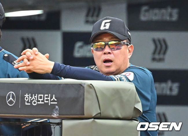 [OSEN=부산, 이석우 기자] 7일 부산 사직야구장에서 2026 신한 SOL KBO 리그 롯데 자이언츠와 한화 이글스의 경기가 열렸다. 홈팀 롯데는 비슬리가, 방문팀 한화는 황준서가 선발 출전했다.롯데 자이언츠 김태형 감독이 1회초 4실점하자 아쉬운 듯한 표정을 짓고 있다. 2026.06.07 / foto0307@osen.co.kr