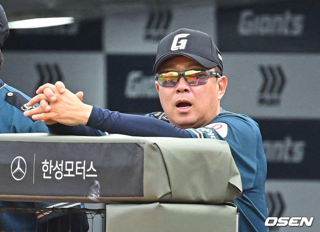 7일 부산 사직야구장에서 2026 신한 SOL KBO 리그 롯데 자이언츠와 한화 이글스의 경기가 열렸다. 홈팀 롯데는 비슬리가, 방문팀 한화는 황준서가 선발 출전했다.롯데 자이언츠 김태형 감독이 1회초 4실점하자 아쉬운 듯한 표정을 짓고 있다. 2026.06.07 / foto0307@osen.co.kr