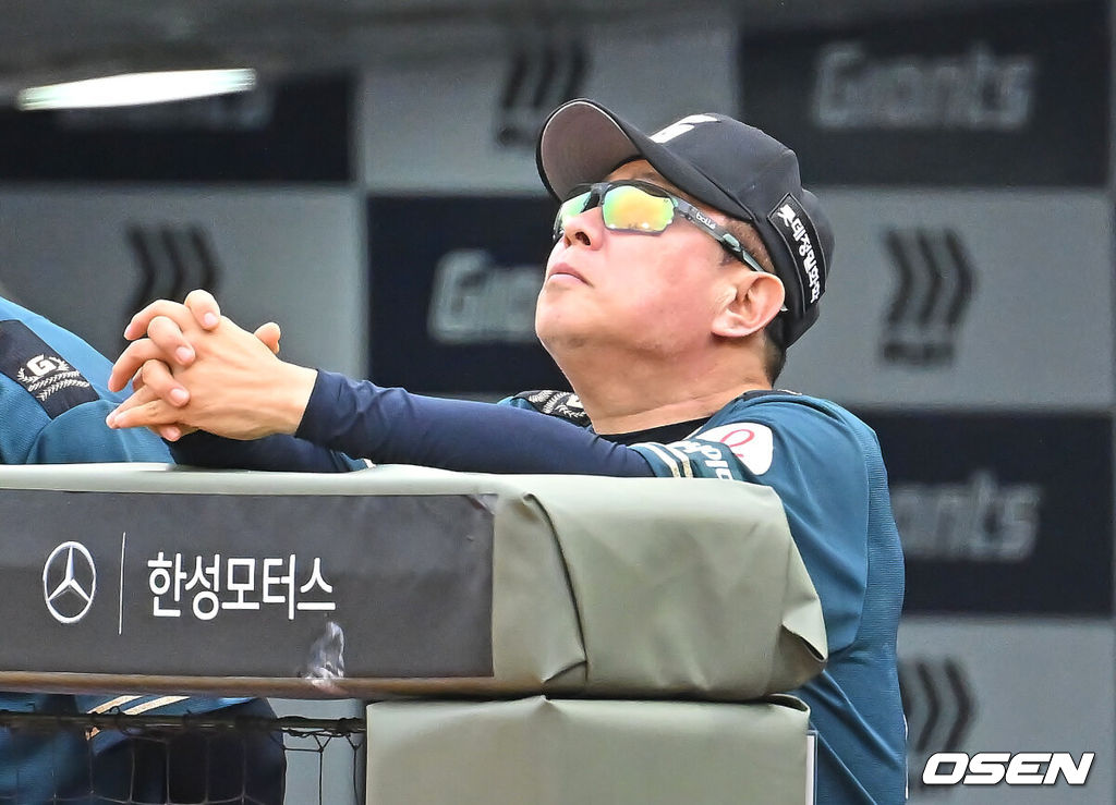 7일 부산 사직야구장에서 2026 신한 SOL KBO 리그 롯데 자이언츠와 한화 이글스의 경기가 열렸다. 홈팀 롯데는 비슬리가, 방문팀 한화는 황준서가 선발 출전했다.롯데 자이언츠 김태형 감독이 1회초 4실점하자 아쉬운 듯한 표정을 짓고 있다. 2026.06.07 / foto0307@osen.co.kr