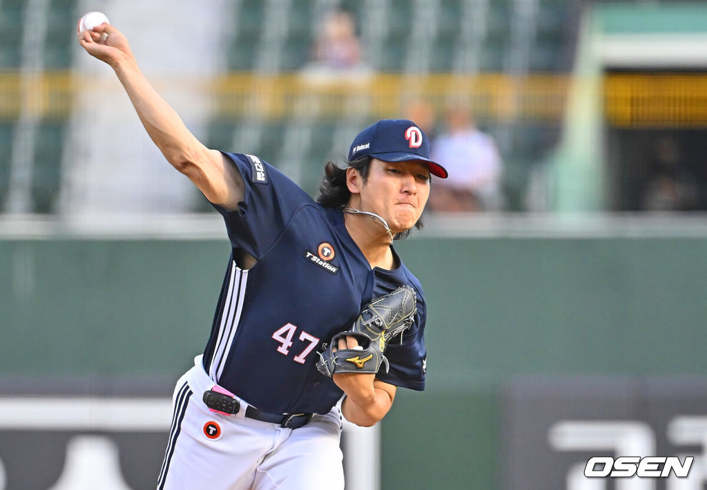9일 부산 사직야구장에서 2026 신한 SOL KBO 리그 롯데 자이언츠와 두산 베어스의 경기가 열렸다. 홈팀 롯데는 나균안이, 방문팀 두산은 곽빈이 선발 출전했다.두산 베어스 선발 투수 곽빈이 역투하고 있다. 2026.06.09 / foto0307@osen.co.kr