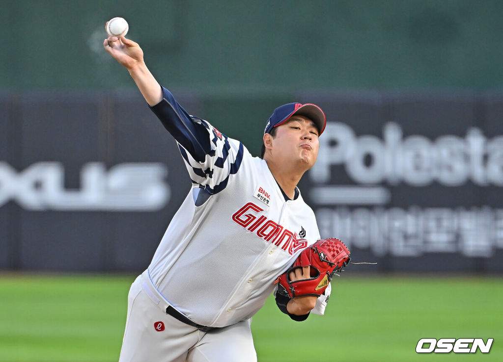 9일 부산 사직야구장에서 2026 신한 SOL KBO 리그 롯데 자이언츠와 두산 베어스의 경기가 열렸다. 홈팀 롯데는 나균안이, 방문팀 두산은 곽빈이 선발 출전했다.롯데 자이언츠 선발 투수 나균안이 역투하고 있다. 2026.06.09 / foto0307@osen.co.kr