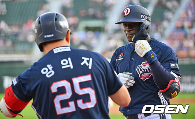 [OSEN=부산, 이석우 기자] 9일 부산 사직야구장에서 2026 신한 SOL KBO 리그 롯데 자이언츠와 두산 베어스의 경기가 열렸다. 홈팀 롯데는 나균안이, 방문팀 두산은 곽빈이 선발 출전했다.두산 베어스 카메론이 1회초 무사 1루 좌월 2점 홈런을 치고 하이파이브를 하고 있다. 2026.06.09 / foto0307@osen.co.kr