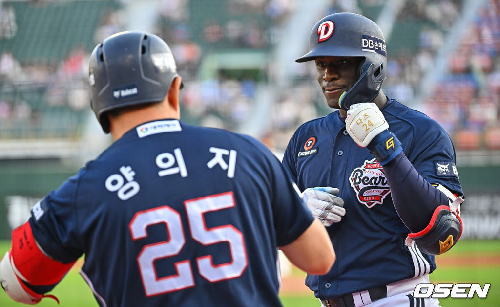 9일 부산 사직야구장에서 2026 신한 SOL KBO 리그 롯데 자이언츠와 두산 베어스의 경기가 열렸다. 홈팀 롯데는 나균안이, 방문팀 두산은 곽빈이 선발 출전했다.두산 베어스 카메론이 1회초 무사 1루 좌월 2점 홈런을 치고 하이파이브를 하고 있다. 2026.06.09 / foto0307@osen.co.kr