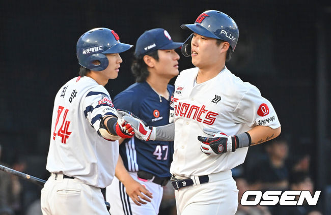 [OSEN=부산, 이석우 기자] 9일 부산 사직야구장에서 2026 신한 SOL KBO 리그 롯데 자이언츠와 두산 베어스의 경기가 열렸다. 홈팀 롯데는 나균안이, 방문팀 두산은 곽빈이 선발 출전했다.롯데 자이언츠 고승민이 1회말 1사 만루 손호영의 중견수 희샐플라이때 득점을 올리고 하이파이브를 하고 있다. 2026.06.09 / foto0307@osen.co.kr