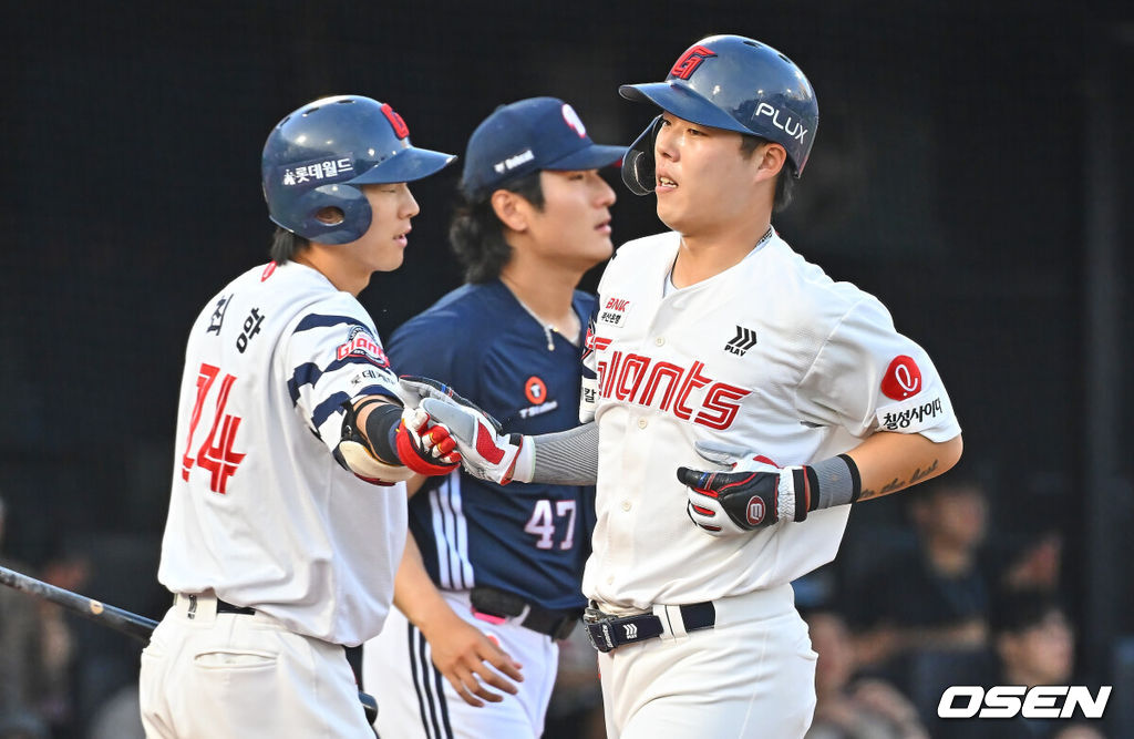 9일 부산 사직야구장에서 2026 신한 SOL KBO 리그 롯데 자이언츠와 두산 베어스의 경기가 열렸다. 홈팀 롯데는 나균안이, 방문팀 두산은 곽빈이 선발 출전했다.롯데 자이언츠 고승민이 1회말 1사 만루 손호영의 중견수 희샐플라이때 득점을 올리고 하이파이브를 하고 있다. 2026.06.09 / foto0307@osen.co.kr