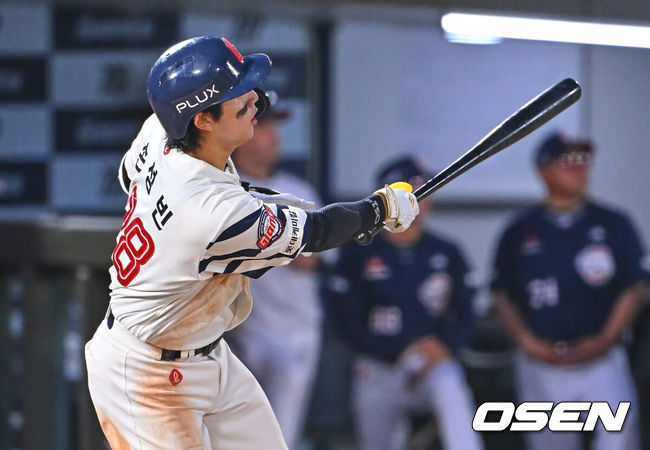[OSEN=부산, 이석우 기자] 9일 부산 사직야구장에서 2026 신한 SOL KBO 리그 롯데 자이언츠와 두산 베어스의 경기가 열렸다. 홈팀 롯데는 나균안이, 방문팀 두산은 곽빈이 선발 출전했다.롯데 자이언츠 손성빈이 4회말 2사 좌월 솔로 홈런을 치고 있다. 2026.06.09 / foto0307@osen.co.kr