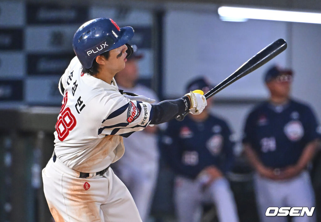 9일 부산 사직야구장에서 2026 신한 SOL KBO 리그 롯데 자이언츠와 두산 베어스의 경기가 열렸다. 홈팀 롯데는 나균안이, 방문팀 두산은 곽빈이 선발 출전했다.롯데 자이언츠 손성빈이 4회말 2사 좌월 솔로 홈런을 치고 있다. 2026.06.09 / foto0307@osen.co.kr