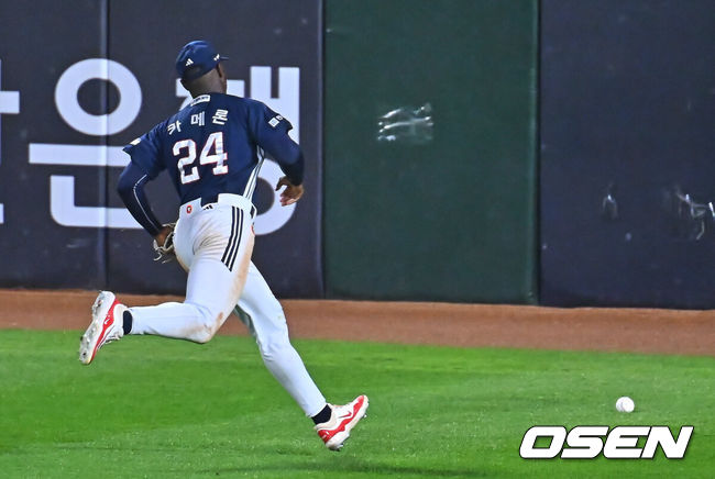 [OSEN=부산, 이석우 기자] 9일 부산 사직야구장에서 2026 신한 SOL KBO 리그 롯데 자이언츠와 두산 베어스의 경기가 열렸다. 홈팀 롯데는 나균안이, 방문팀 두산은 곽빈이 선발 출전했다.두산 베어스 카메론이 7회말 2사 1루 롯데 자이언츠 손호영의 타구를 포구 실책하고 있다. 2026.06.09 / foto0307@osen.co.kr