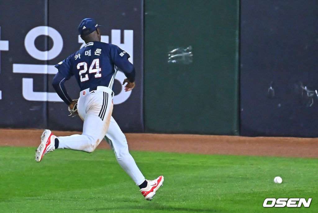 9일 부산 사직야구장에서 2026 신한 SOL KBO 리그 롯데 자이언츠와 두산 베어스의 경기가 열렸다. 홈팀 롯데는 나균안이, 방문팀 두산은 곽빈이 선발 출전했다.두산 베어스 카메론이 7회말 2사 1루 롯데 자이언츠 손호영의 타구를 포구 실책하고 있다. 2026.06.09 / foto0307@osen.co.kr