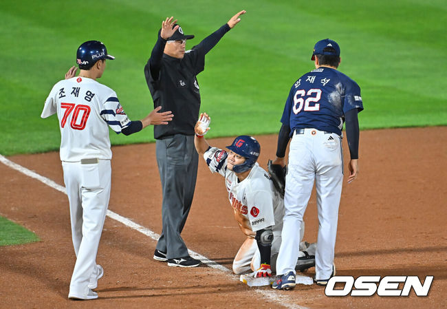 [OSEN=부산, 이석우 기자] 9일 부산 사직야구장에서 2026 신한 SOL KBO 리그 롯데 자이언츠와 두산 베어스의 경기가 열렸다. 홈팀 롯데는 나균안이, 방문팀 두산은 곽빈이 선발 출전했다.롯데 자이언츠 손호영이 7회말 2사 1루 두산 베어스 카메론의 포구 실책을 틈타 3루까지 진루에 성공하고 있다. 2026.06.09 / foto0307@osen.co.kr
