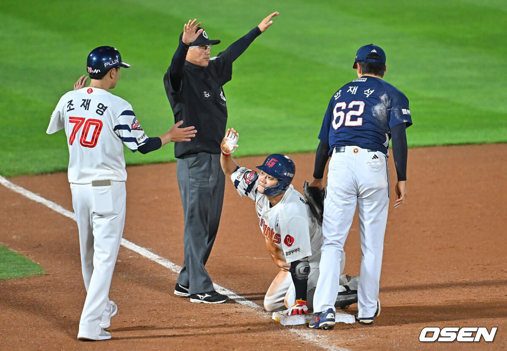 9일 부산 사직야구장에서 2026 신한 SOL KBO 리그 롯데 자이언츠와 두산 베어스의 경기가 열렸다. 홈팀 롯데는 나균안이, 방문팀 두산은 곽빈이 선발 출전했다.롯데 자이언츠 손호영이 7회말 2사 1루 두산 베어스 카메론의 포구 실책을 틈타 3루까지 진루에 성공하고 있다. 2026.06.09 / foto0307@osen.co.kr