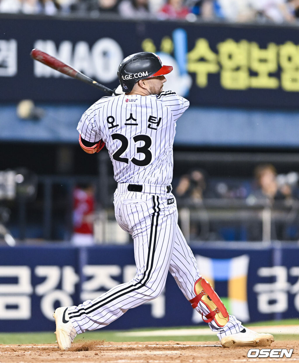 9일 오후 서울 잠실구장에서 ‘2026 신한은행 SOL Bank KBO리그’ LG 트윈스와 SSG 랜더스의 경기가 진행됐다.이날 LG는 임찬규를, SSG는 김민준을 선발투수로 내세웠다.5회말 무사 1,2루 LG 오스틴이 1타점 적시타를 날리고 있다.       2026.06.09 / soul1014@osen.co.kr