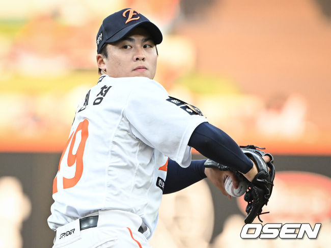 [OSEN=대전, 조은정 기자]9일 오후 대전한화생명볼파크에서 2026 신한 SOL KBO리그 한화 이글스와 KIA 타이거즈의 경기가 열렸다.이날 한화는 왕옌청을 KIA는 황동하를 선발로 내세웠다.1회초 한화 왕옌청이 역투하고 있다. 2026.06.09 /cej@osen.co.kr