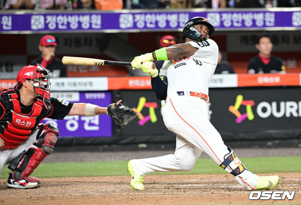 9일 오후 대전한화생명볼파크에서 2026 신한 SOL KBO리그 한화 이글스와 KIA 타이거즈의 경기가 열렸다.이날 한화는 왕옌청을 KIA는 황동하를 선발로 내세웠다.8회말 2사에서 한화 페라자가 솔로 홈런을 날리고 있다. 2026.06.09 /cej@osen.co.kr