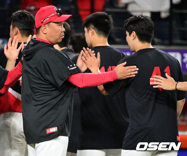 [OSEN=대전, 조은정 기자]프로야구 KIA 타이거즈가 한화 이글스를 꺾고 2연승을 달성했다.이범호 감독이 이끄는 KIA는 9일 대전 한화생명 볼파크에서 열린 2026 신한 SOL KBO리그 한화와의 원정경기에서 6-4로 승리했다. 이날 승리로 2연승을 달성 시즌 전적 33승27패1무를 만든 KIA는 3연승이 끊기며 30승28패1무가 된 한화와의 경기차를 2경기 차로 벌렸다.KIA 이범호 감독이 황동하와 승리를 기뻐하고 있다. 2026.06.09 /cej@osen.co.kr