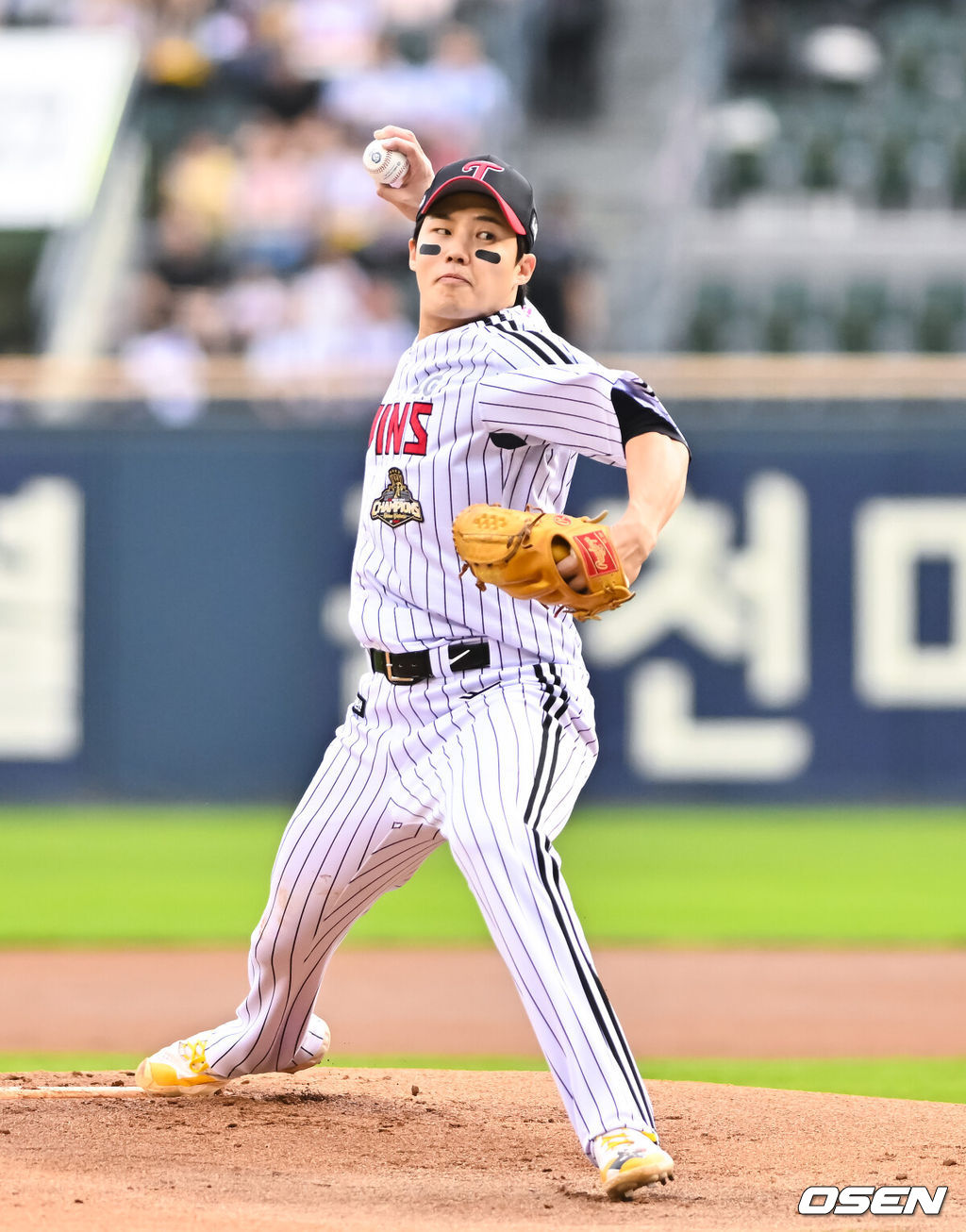 9일 오후 서울 잠실구장에서 ‘2026 신한은행 SOL Bank KBO리그’ LG 트윈스와 SSG 랜더스의 경기가 진행됐다.이날 LG는 임찬규를, SSG는 김민준을 선발투수로 내세웠다.1회초 LG 선발투수 임찬규가 역투하고 있다.   2026.06.09 / soul1014@osen.co.kr
