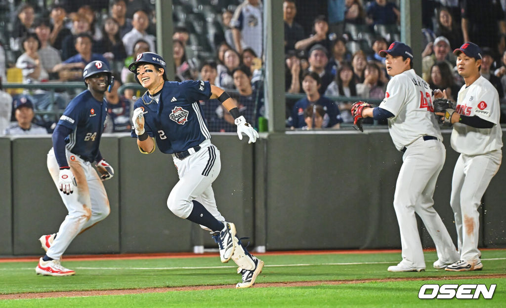 9일 부산 사직야구장에서 2026 신한 SOL KBO 리그 롯데 자이언츠와 두산 베어스의 경기가 열렸다. 홈팀 롯데는 나균안이, 방문팀 두산은 곽빈이 선발 출전했다.두산 베어스 김민석이 5회초 무사 1루 2루 땅볼을 치고 1루, 2루 송구 실책에 이어 3루에서도 송구 실책으로 볼이 빠지자 홈으로 쇄도하고 있다. 2026.06.09 / foto0307@osen.co.kr