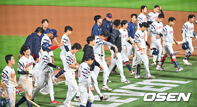 [OSEN=부산, 이석우 기자] 9일 부산 사직야구장에서 2026 신한 SOL KBO 리그 롯데 자이언츠와 두산 베어스의 경기가 열렸다. 홈팀 롯데는 나균안이, 방문팀 두산은 곽빈이 선발 출전했다.롯데 자이언츠 선수들이 두산 베어스에 5-6으로 패한 후 아쉬운 표정을 짓고 있다. 2026.06.09 / foto0307@osen.co.kr