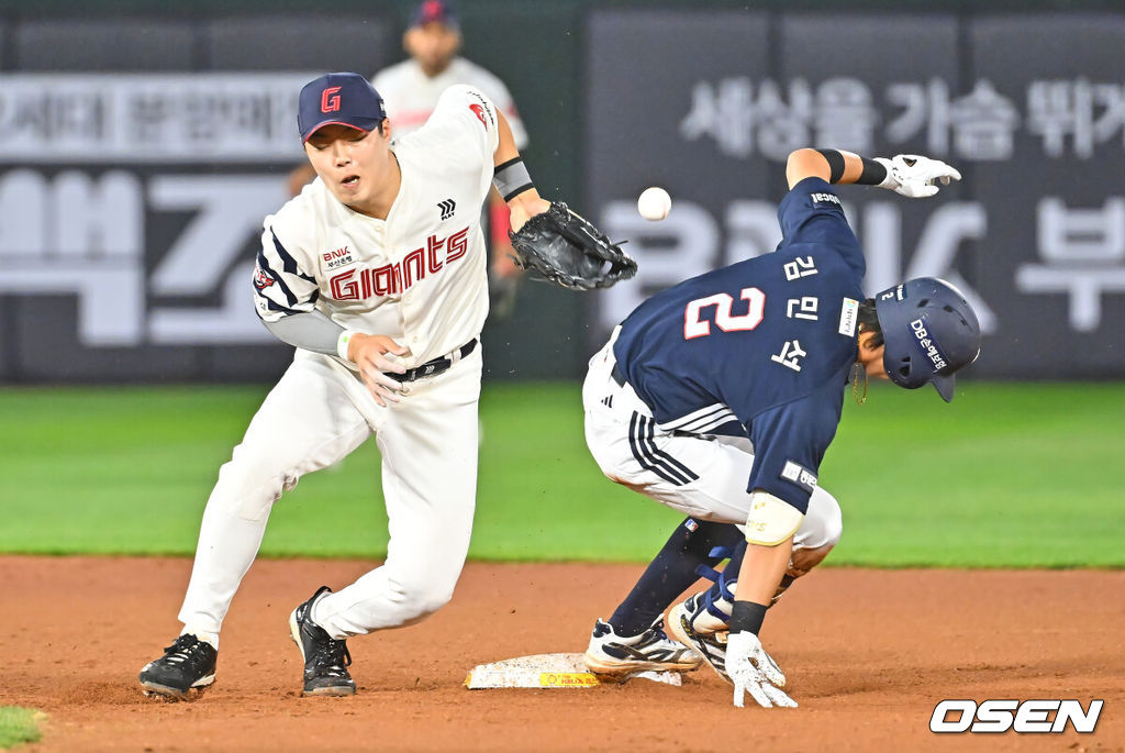 9일 부산 사직야구장에서 2026 신한 SOL KBO 리그 롯데 자이언츠와 두산 베어스의 경기가 열렸다. 홈팀 롯데는 나균안이, 방문팀 두산은 곽빈이 선발 출전했다.두산 베어스 김민석이 5회초 무사 1루 2루 땅볼을 치고 1루 송구 실책때 2루에서도 볼 빠지는 사이 세이프되고 있다. 2026.06.09 / foto0307@osen.co.kr