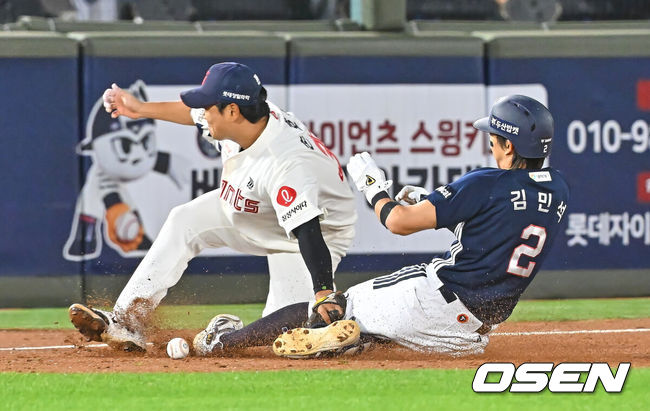 [OSEN=부산, 이석우 기자] 9일 부산 사직야구장에서 2026 신한 SOL KBO 리그 롯데 자이언츠와 두산 베어스의 경기가 열렸다. 홈팀 롯데는 나균안이, 방문팀 두산은 곽빈이 선발 출전했다.두산 베어스 김민석이 5회초 무사 1루 2루 땅볼을 치고 1루 송구 실책에 이어 2루에서도 볼 빠지는 사이 3루까지 쇄도, 세이프되고 있다. 2026.06.09 / foto0307@osen.co.kr