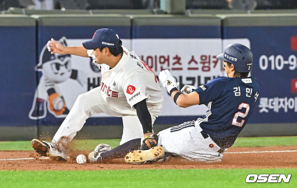 9일 부산 사직야구장에서 2026 신한 SOL KBO 리그 롯데 자이언츠와 두산 베어스의 경기가 열렸다. 홈팀 롯데는 나균안이, 방문팀 두산은 곽빈이 선발 출전했다.두산 베어스 김민석이 5회초 무사 1루 2루 땅볼을 치고 1루 송구 실책에 이어 2루에서도 볼 빠지는 사이 3루까지 쇄도, 세이프되고 있다. 2026.06.09 / foto0307@osen.co.kr
