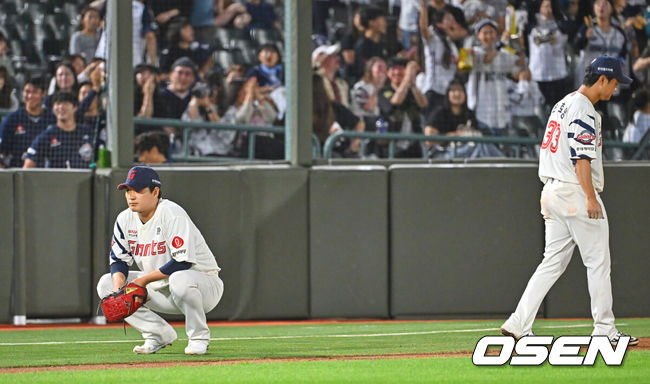 [OSEN=부산, 이석우 기자] 9일 부산 사직야구장에서 2026 신한 SOL KBO 리그 롯데 자이언츠와 두산 베어스의 경기가 열렸다. 홈팀 롯데는 나균안이, 방문팀 두산은 곽빈이 선발 출전했다.롯데 자이언츠 나균안과 손호영이 5회초 무사 1루 두산 베어스 김민석에게 2루 땅볼을 치고 1루-2루-3루 송구 실책으로 득점까지 허용하자 허탈해하고 있다. 2026.06.09 / foto0307@osen.co.kr