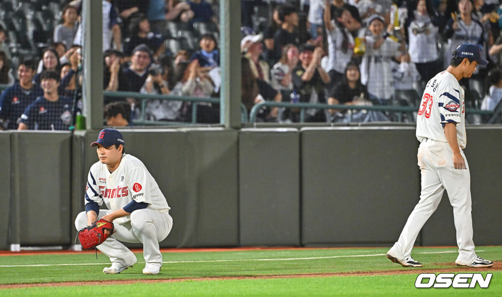 9일 부산 사직야구장에서 2026 신한 SOL KBO 리그 롯데 자이언츠와 두산 베어스의 경기가 열렸다. 홈팀 롯데는 나균안이, 방문팀 두산은 곽빈이 선발 출전했다.롯데 자이언츠 나균안과 손호영이 5회초 무사 1루 두산 베어스 김민석에게 2루 땅볼을 치고 1루-2루-3루 송구 실책으로 득점까지 허용하자 허탈해하고 있다. 2026.06.09 / foto0307@osen.co.kr