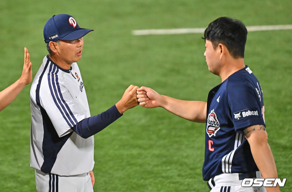 9일 부산 사직야구장에서 2026 신한 SOL KBO 리그 롯데 자이언츠와 두산 베어스의 경기가 열렸다. 홈팀 롯데는 나균안이, 방문팀 두산은 곽빈이 선발 출전했다.두산 베어스 김원형 감독이 롯데 자이언츠에 6-5로 승리한 후 양의지와 하이파이브를 하고 있다. 2026.06.09 / foto0307@osen.co.kr