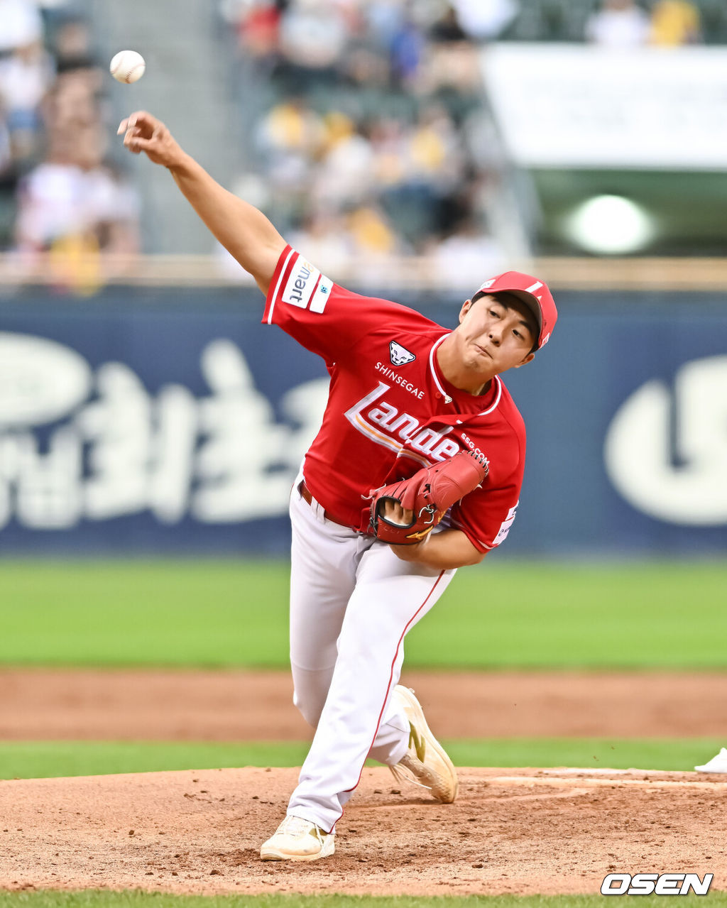 9일 오후 서울 잠실구장에서 ‘2026 신한은행 SOL Bank KBO리그’ LG 트윈스와 SSG 랜더스의 경기가 진행됐다.이날 LG는 임찬규를, SSG는 김민준을 선발투수로 내세웠다.2회말 SSG 선발투수 김민준이 역투하고 있다.  2026.06.09 / soul1014@osen.co.kr